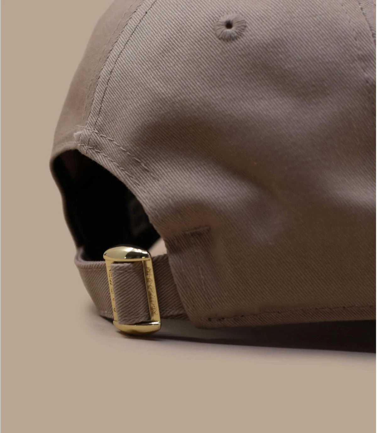 NEW ERA Casquette Wmn Matellic Logo Camel Gold 4 NEW ERA Casquette Wmn Matellic Logo Camel Gold – Image 4