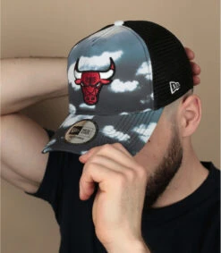 NEW ERA Trucker Cloud AOP Bulls Grey